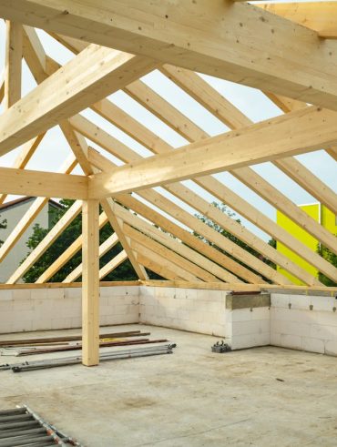 Astuces pour élever une charpente et optimiser votre espace intérieur