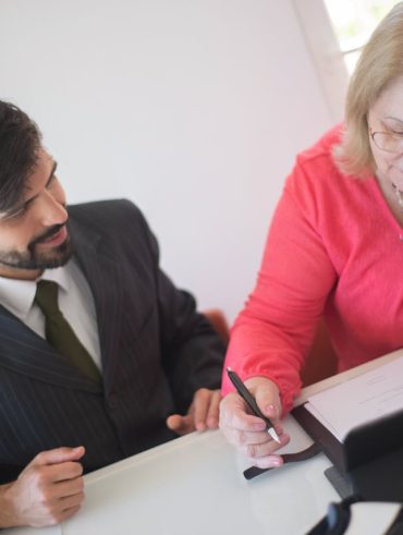 Guide pratique pour établir une procuration bancaire au bénéfice d'une personne âgée
