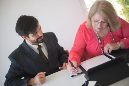 Guide pratique pour établir une procuration bancaire au bénéfice d'une personne âgée